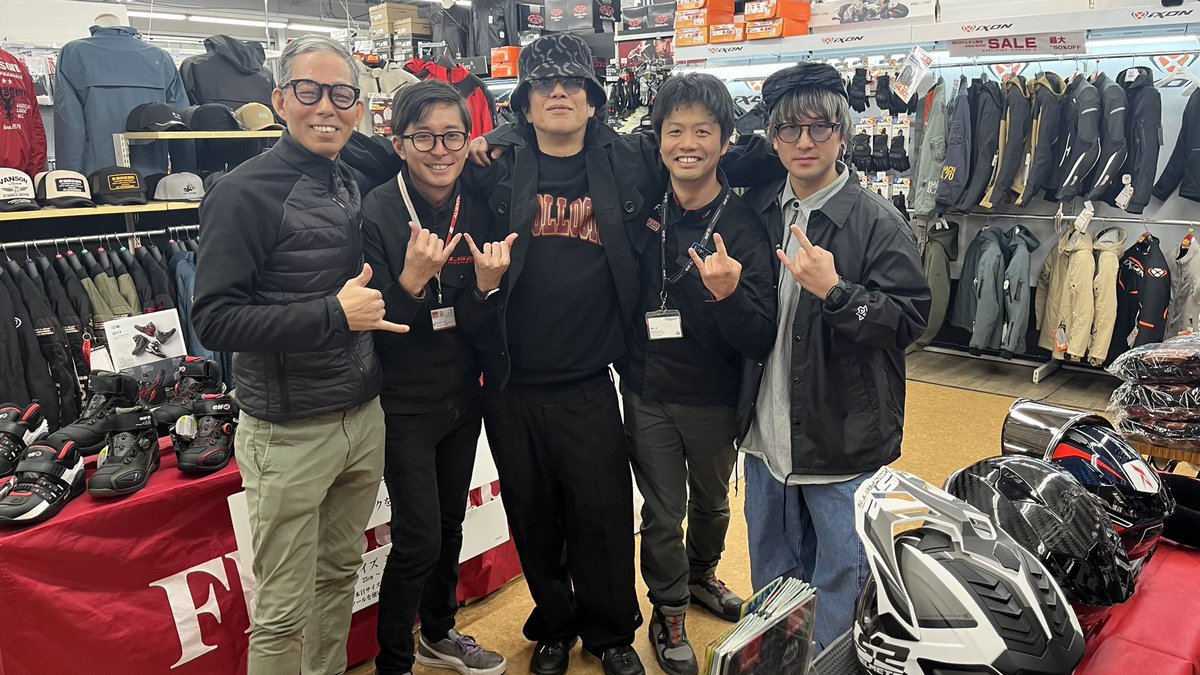 ssksn1230's tweet photo. みんな、今日はマジでありがとう！
オープンから夕方16時までぶっ通しで皆さんとお話しさせていただきました🙇‍♂️
その後最後まで残ってくれたみんなもありがとう！！
平日だったのにガチで1000人くらい来てた感じがしました…！

そして2りんかん溝の口店さんも俺らみたいなモトブログの腫れ物を呼んでくれて本当にありがとう！！！！

#ls2
#flagship
#ixon
#2りんかん溝の口 
#アポロch