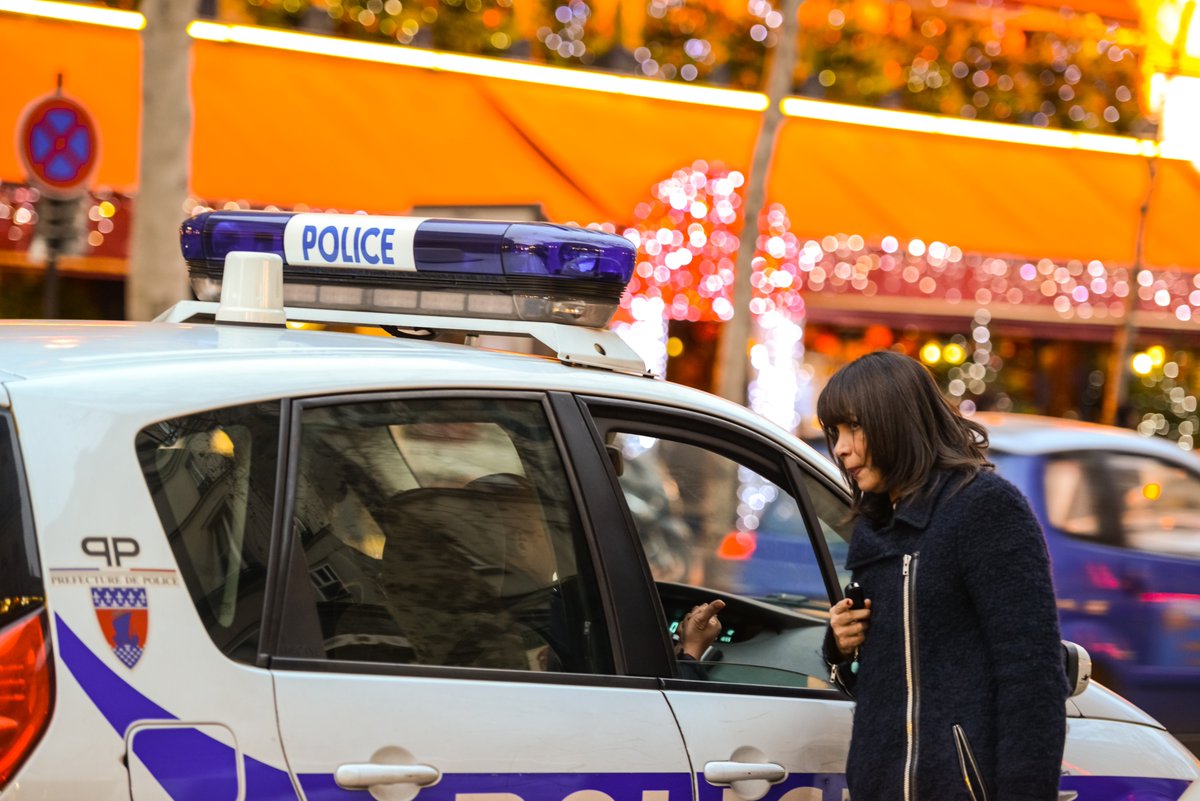 #Étude | Soutenue par le #DéfenseurDesDroits, découvrez la publication d'une synthèse de recherche intitulée "Déontologie et relations police/gendarmerie-population : la nécessité d’asseoir une confiance réciproque".
🔗defenseurdesdroits.fr/eclairages-deo…