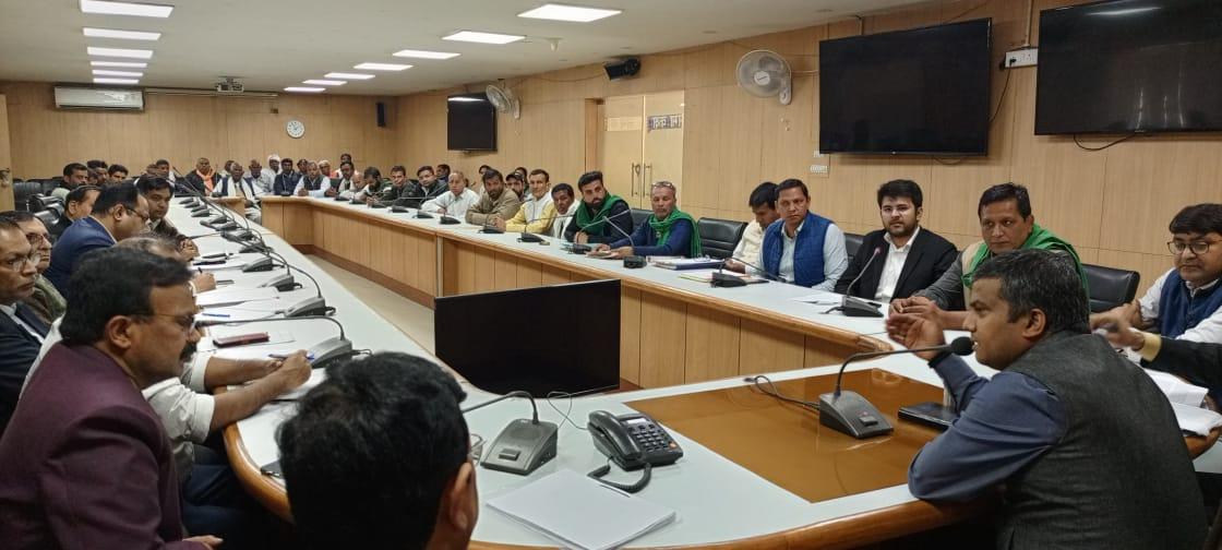 dmgbnagar's tweet photo. आज एनटीपीसी के वरिष्ठ अधिकारियों के साथ में एनटीपीसी से प्रभावित किसानों की समस्याओं को लेकर बैठक संपन्न हुई। एनटीपीसी के वरिष्ठ अधिकारियों के द्वारा किसानों की रोजगार, मुआवजे, गांवों में मूलभूत सुविधाएं आदि समस्याओं का अनुश्रवण करते हुए उनकी समस्याओं का निस्तारण करने के निर्देश। https://t.co/epxIqGmDwl