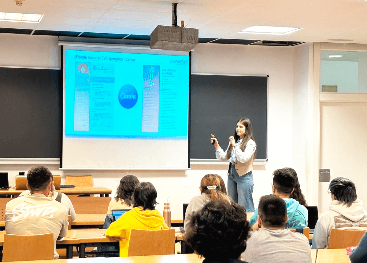 viewnext's tweet image. Nuestra #GenteViewnext sigue universidades 🤩🚀

➡️ Esta vez nuestros compañeros se desplazaron hasta la Universidad de Almería donde se celebró la 8ª edición del curso 𝙅𝙐𝙈𝙋, donde impartieron una charla a alumnos y alumnas de último año de grado.

¡Volveremos! 💙