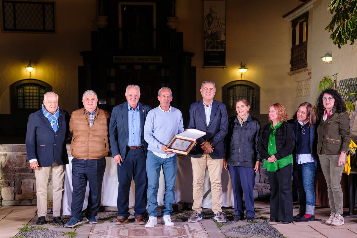 FFLasPalmas's tweet photo. 🏅 | Los entrenadores viven su día grande con más de 70 galardonados

👏Juan Antonio Machín recogió el Trofeo "Yoyo" de la Torre por su dilatada trayectoria en el #FútbolCanario

📸Galería de fotos en Facebook

ℹ️⬇️ @EntrenadorRFEF 
https://t.co/FCi2bbIQXN https://t.co/FbM6A8YfV3