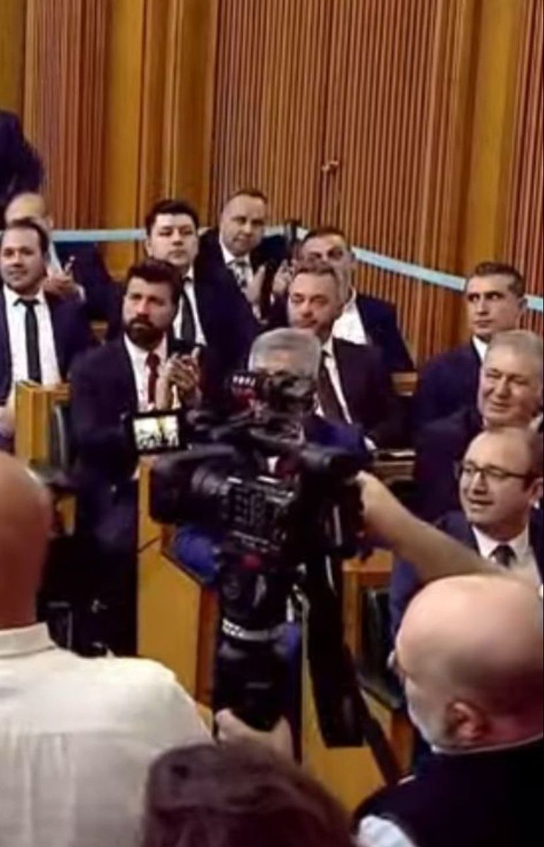 Fahrettin başkan <a href="/faheroglu/">Fahrettin Eroğlu</a> İstanbul il başkanı adayı olduğunda karşısında duran ekip şu anda chp gurup toplantısında özgür özele alkış tutmakta.
Haklının acelesi yok umarım <a href="/faheroglu/">Fahrettin Eroğlu</a> ve bizim neden bu ekibin karşısında olduğumuzu şimdi daha iyi anlıyorsunuzdur umarım.