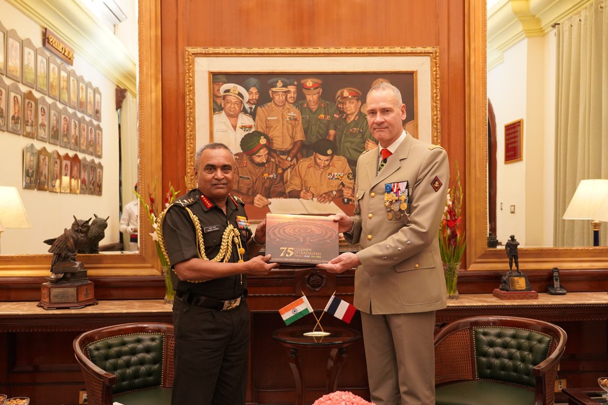 General Manoj Pande #COAS interacted with General Pierre Schill, Chief of Army Staff of #FrenchArmy, and discussed issues of mutual interest including bilateral #DefenceCooperation.

#IndiaFranceFriendship🇮🇳🇫🇷
#IndianArmy
@armeedeterre
