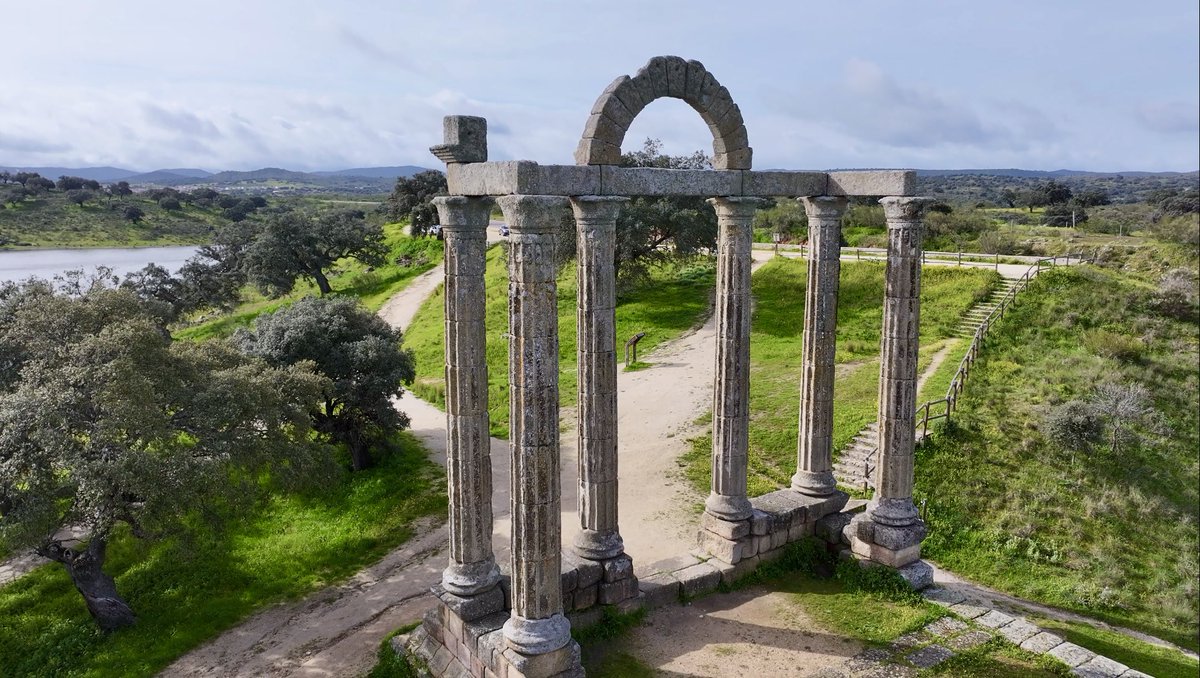 Extremadura es un secarral dicen por ahí, pero…¿conoces este secarral?🤩

#extremaduracuenta #extremadura_monumental #extremadura #extremaduraturismo #turismoextremadura #extremaduramola #dronevideo #dronepilot #drone #dji #mavic #extremaduraverde #estaes_extremadura #dronespaña