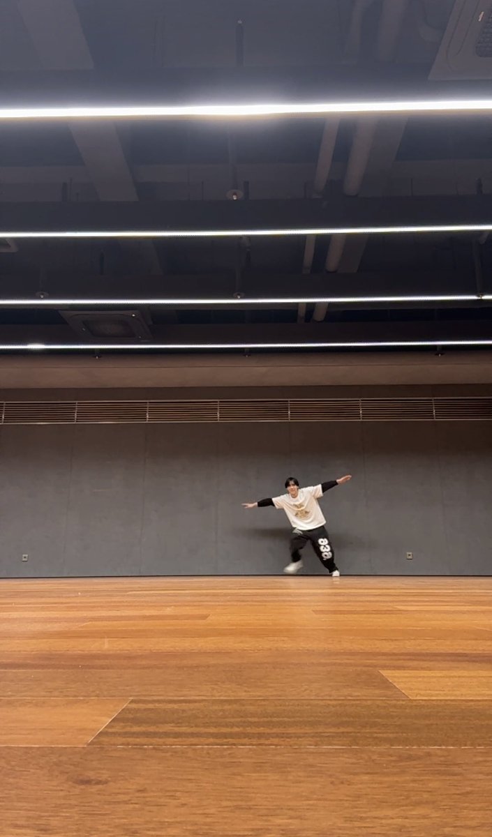 iouddp's tweet photo. 진짜 러비티들한테 연습실 얼마나 큰지 보여줄려고 바로 뛰어가는 안잼민…털날려요..#성민 https://t.co/UVv17dp4Si