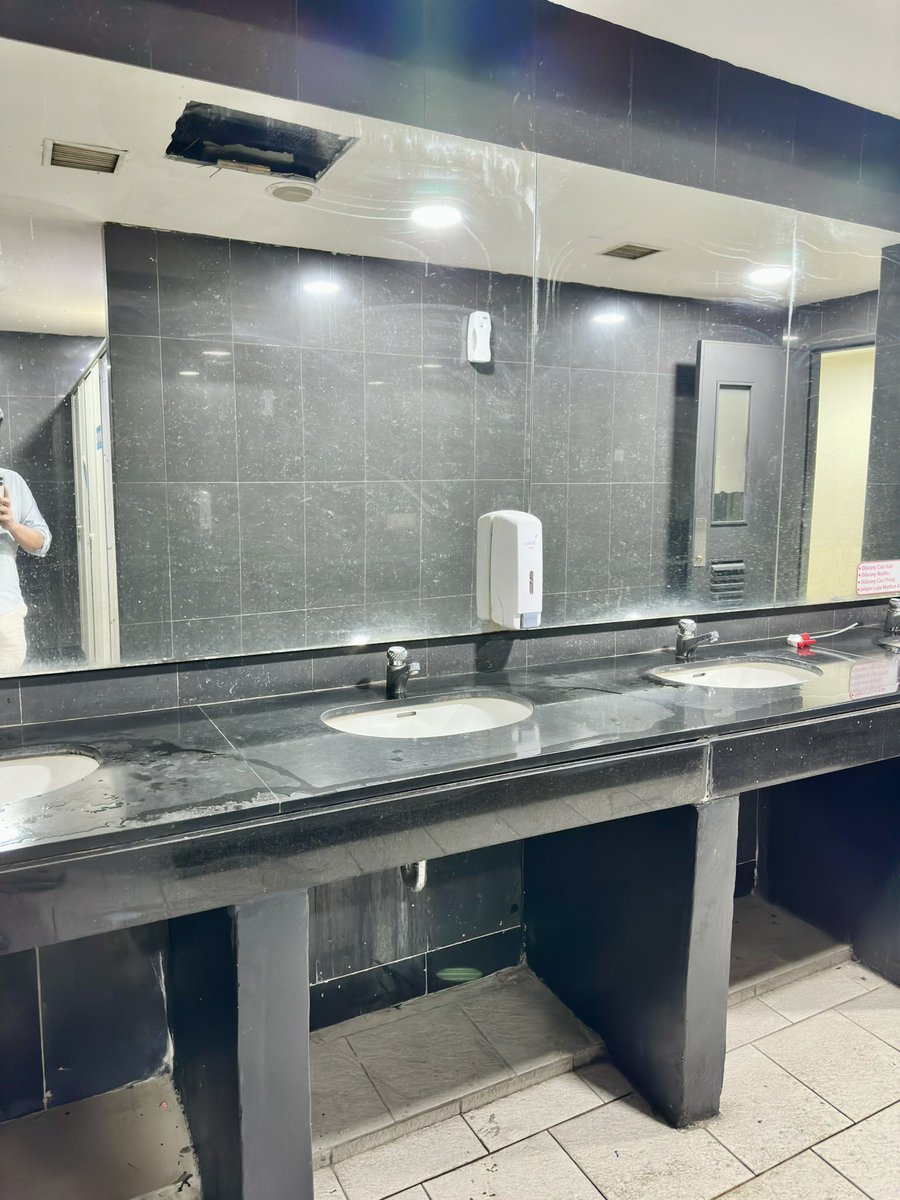 Robby20210728's tweet photo. Lantai 3A

Klo ada 3 urinoir, pilih yang tengah ya 😎

Tulisan di pintu toilet sangat menggambarkan kondisi lokasi 😆

📍Blok M https://t.co/o0uXKnjq1r