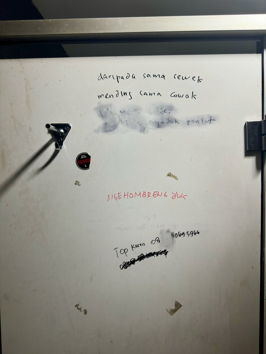 Robby20210728's tweet photo. Lantai 3A

Klo ada 3 urinoir, pilih yang tengah ya 😎

Tulisan di pintu toilet sangat menggambarkan kondisi lokasi 😆

📍Blok M https://t.co/o0uXKnjq1r
