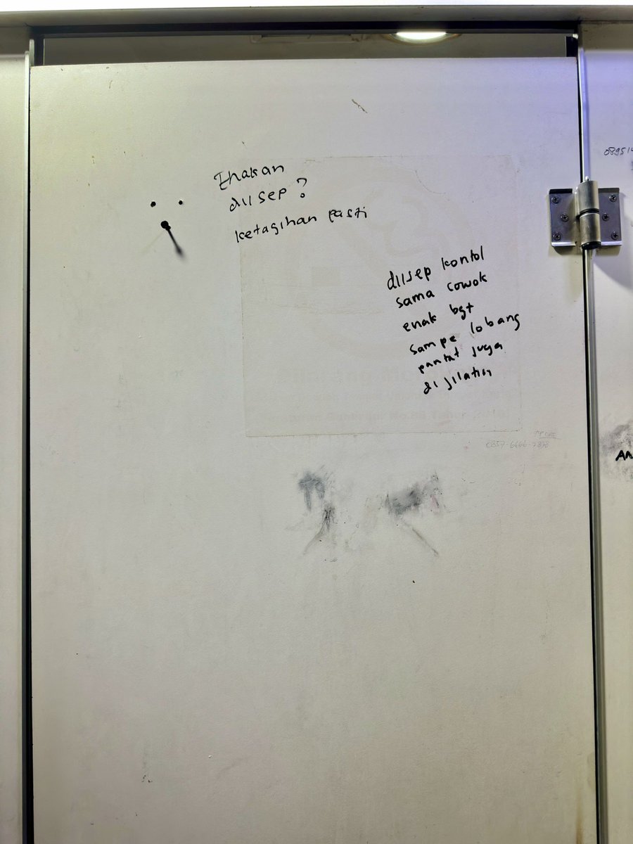 Robby20210728's tweet photo. Lantai 3A

Klo ada 3 urinoir, pilih yang tengah ya 😎

Tulisan di pintu toilet sangat menggambarkan kondisi lokasi 😆

📍Blok M https://t.co/o0uXKnjq1r