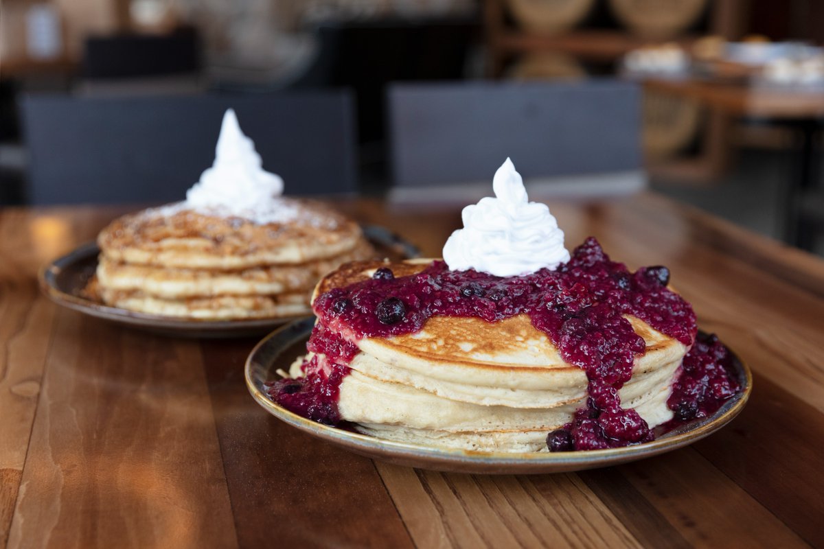G🥞🥞D Morning! It’s #NationalPancakeDay and today we are sharing a stack (or two) at Southern Comfort Kitchen nestled in Westgate Smoky Mountain Resort & Water Park 🚠⛰️🏨 What's your go-to pancake topping? 👀 ↳ resort.to/EatSouthernCom…