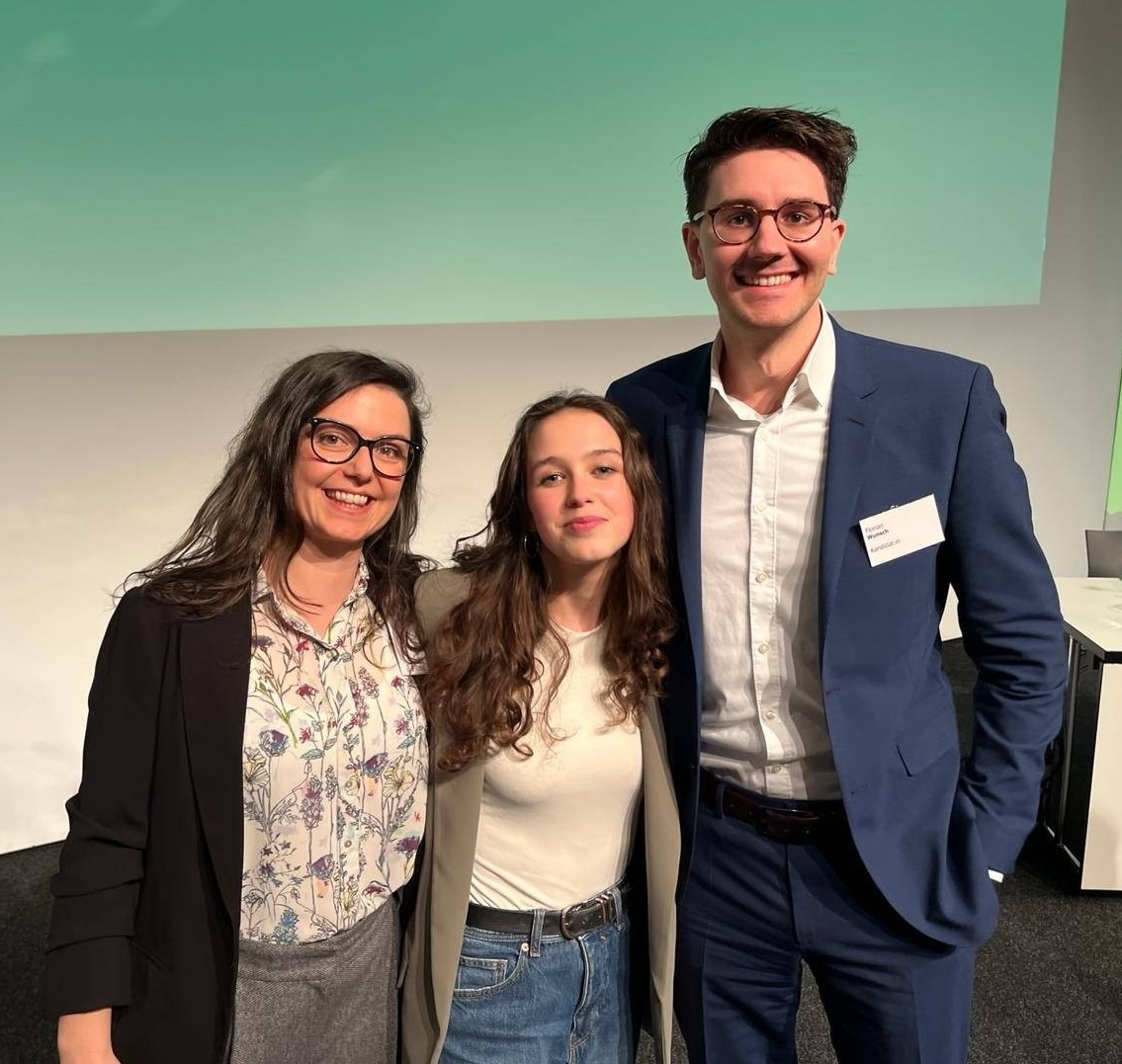 So proud! 🤩 Unser großartiger Bezirksrat u. Europabeauftragter <a href="/FloWunsch/">Florian Wunsch</a> steht auf Platz 6 der Grünen Wahlliste zum EU-Parlament! Wir freuen uns riesig u. sind unglaublich stolz!
Mit grandiosen 96,6 % wurde Lena Schilling zur Spitzenkandidatin für das EU-Parlament gewählt 🇪🇺💚