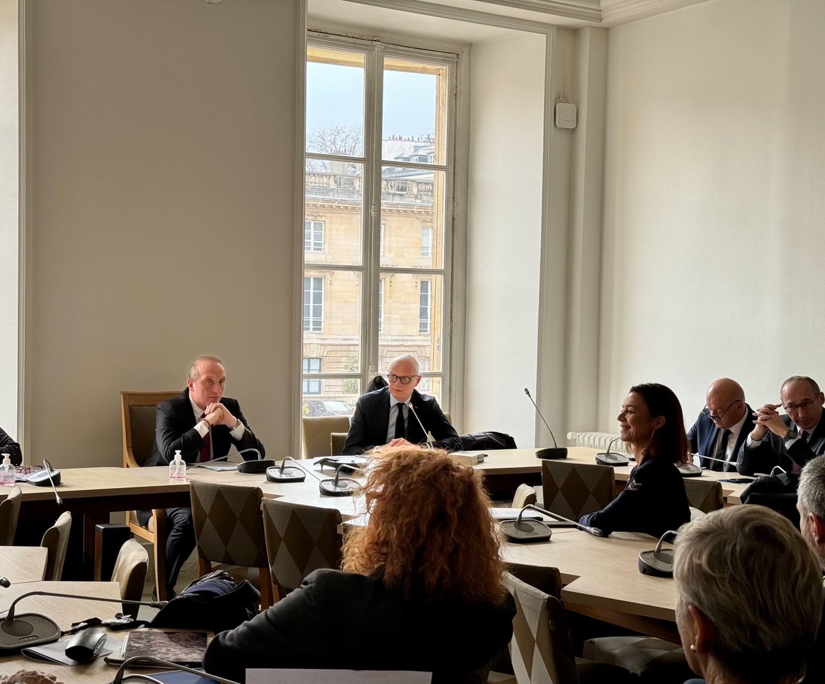 Avec <a href="/EPhilippe_LH/">Edouard Philippe</a> en réunion de groupe, nous sommes revenus sur les crises - agricole, internationale - et sur l’état de nos finances publiques, avec une conviction : s’engager pour améliorer la situation du pays, ce n’est pas renoncer à l’efficacité de nos politiques publiques.