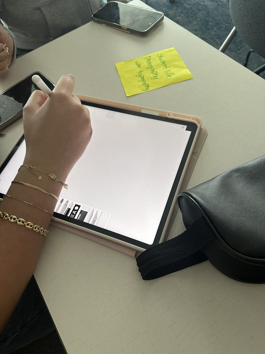 Manalmhii's tweet image. We don’t know what do draw😱#BCM112