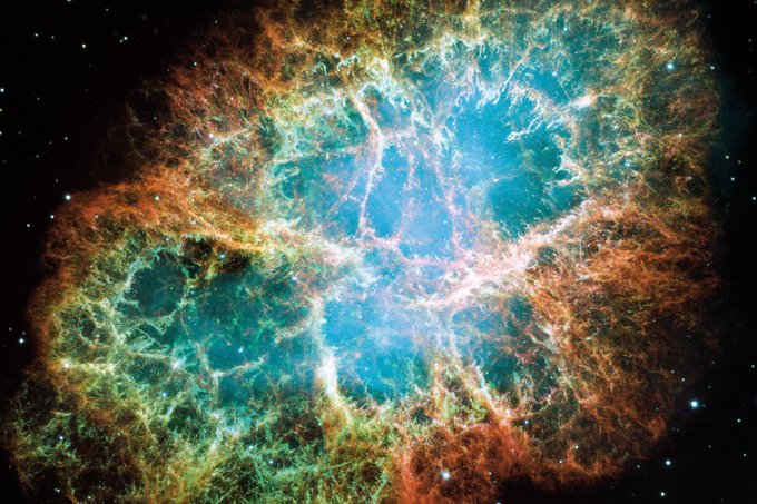L’objecte M1 que figura el primer al catàleg de nebuloses de Messier. L’any 1054 de la nostra era, astrònoms xinesos i àrabs van donar compte de l’existència d’una llum extraordinària que es va fer visible de dia durant setmanes en la constel·lació de Taurus. A partir de dibuixos de Lord Rosse, va rebre el nom de Nebulosa del Cranc. Avui se sap que són les restes d’una supernova. / © NASA, ESA, i J. Hester (Arizona State University)