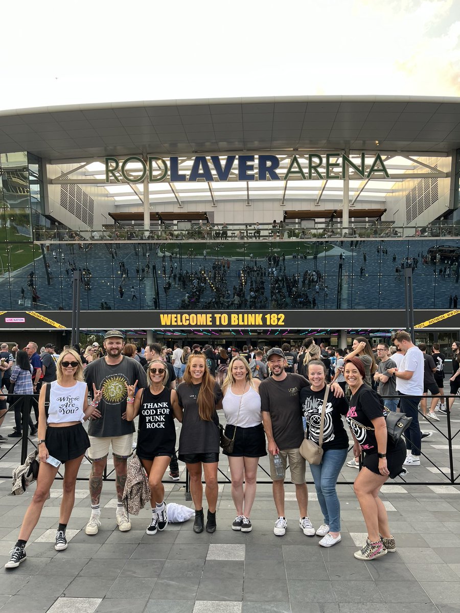 moniyo22's tweet photo. Blink Concert 1/4 LFGOOOO 🥹🖤🤘🏼😍 @blink182 @travisbarker @markhoppus @tomdelonge https://t.co/fBESfZrynK