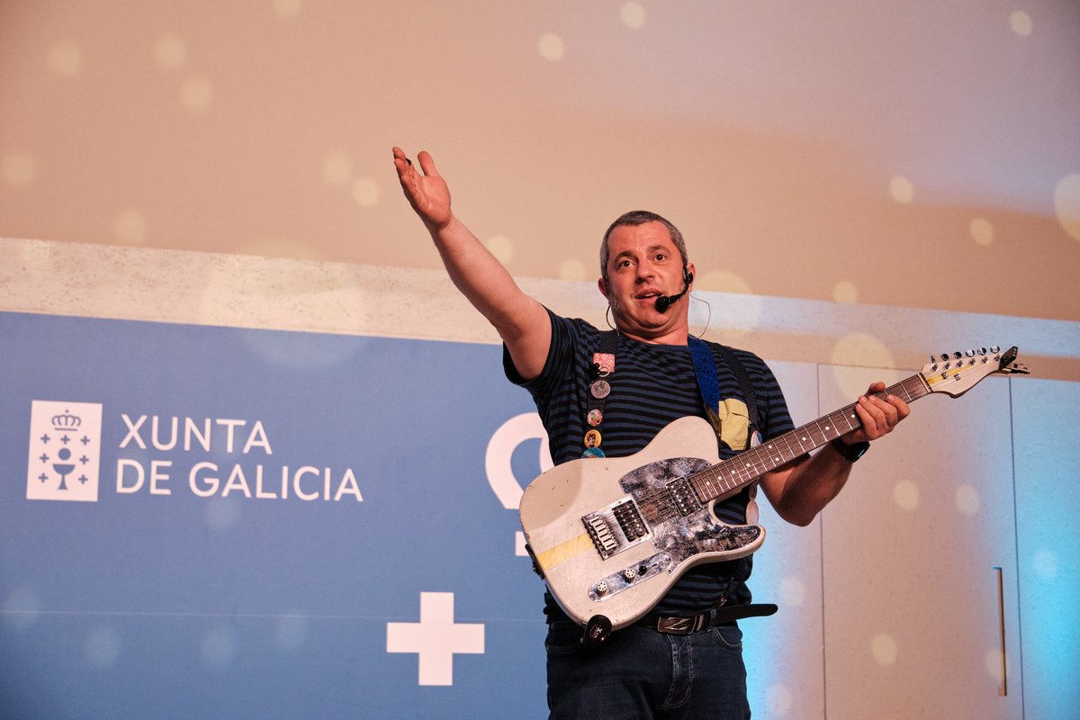 21 días co galego, e máis! Fotiños desta festa da lingua na que tiven o pracer de participar con toda a rapazada rockeira das escolas de Galicia. Grazas!

E este venres, cita coa Gramola Gominola en Tui. Info en pakolas.com/axenda <a href="/sonarbore/">Sonárbore</a> <a href="/EdGalaxia/">Editorial Galaxia</a>