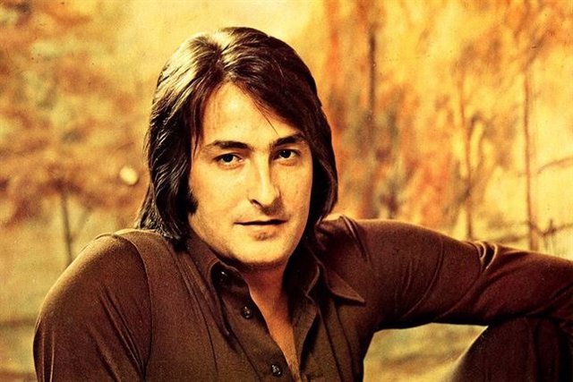 En 1972 Nino Bravo lanza su tercer disco 'Un beso y una flor', en el cual incluye este famoso éxito, además de 'Noelia' y 'Cartas amarillas'. Tanto este como el resto de sus discos fue grabado con el grupo valenciano de rock Los Superson.
▶️ open.spotify.com/intl-fr/album/…
