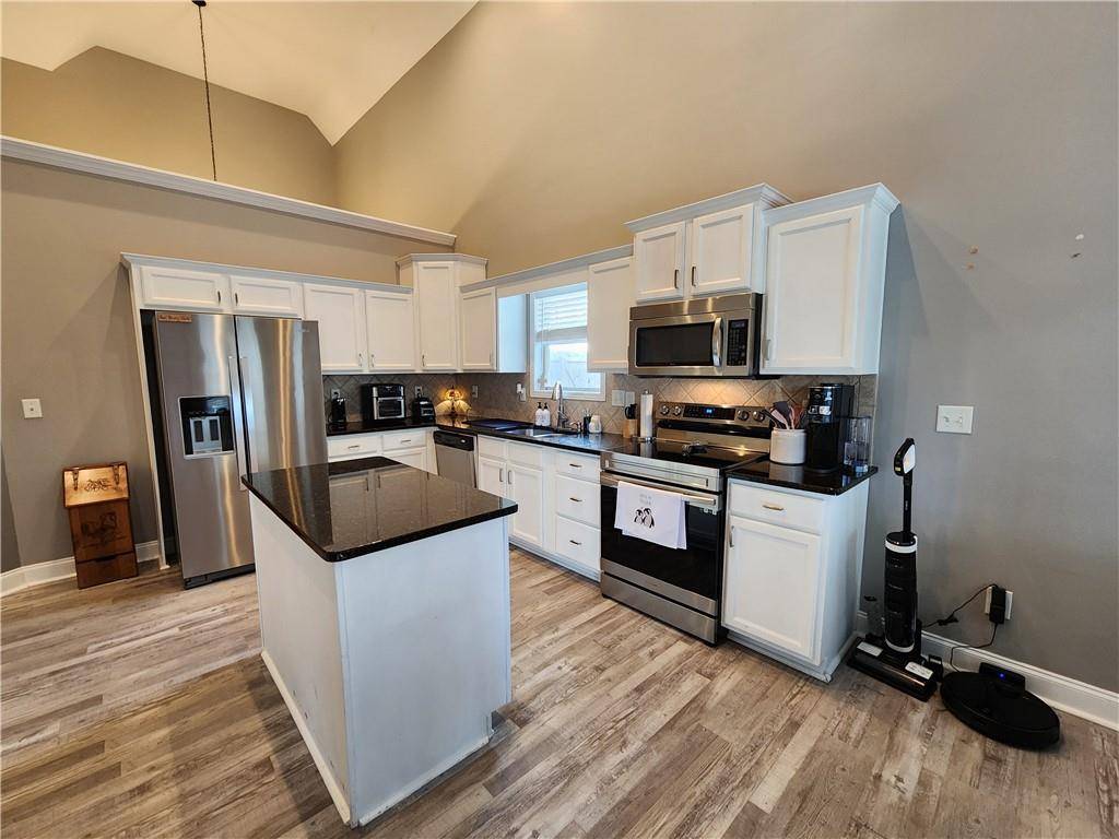 DavisTeamRE's tweet image. 320 Daffodil DR, Temple, GA 30179 just hit the market! #30179 #TempleGA #TempleGAHomesForSale #30179HomesForSale #RealEstateForSale #DavisTeamRocks

Take a look at this awesome space: eastgahomes.com/d8qz5l4l