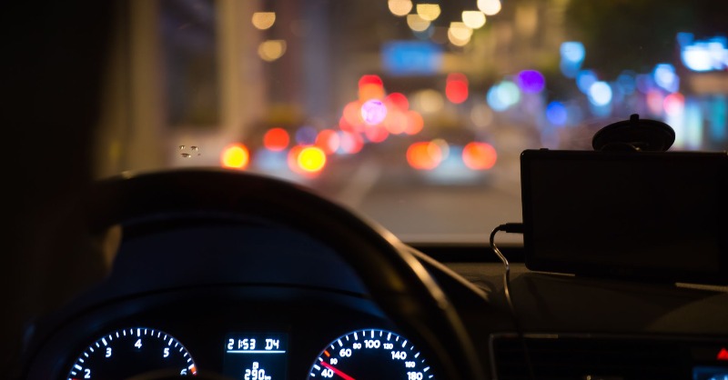 🌑Por la noche es especialmente importante que el conductor esté descansado para emprender un viaje en coche.

✅Incrementa el número de paradas habituales.

☕Detecta con antelación los síntomas de somnolencia o cansancio y para a tomar un café o incluso echar una cabezadita.