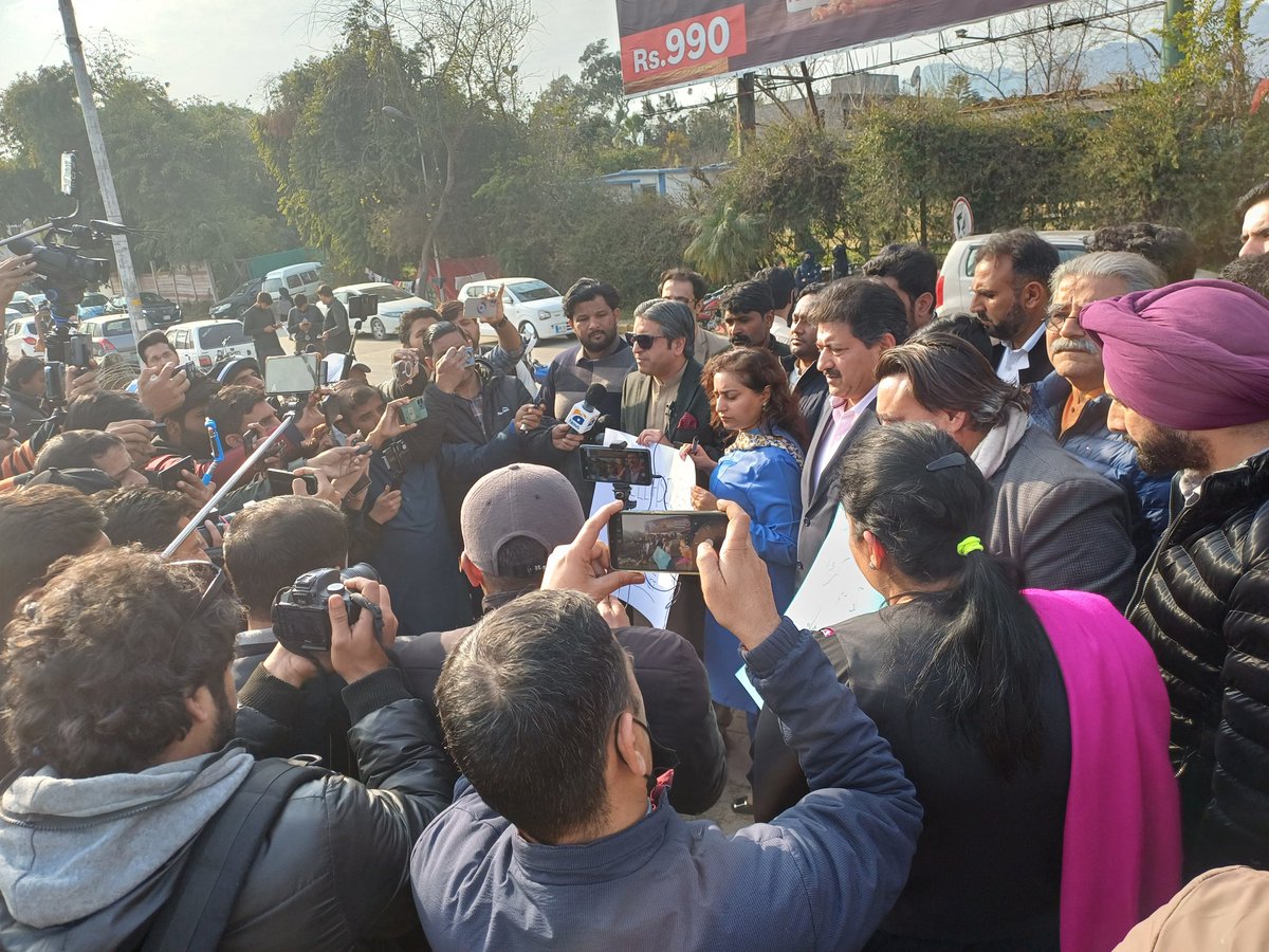 Khushal_Khattak's tweet photo. Participated in the protest against the arrest of @AsadAToor and for freedom of expression in front of the National Press Club. Speakers included @MunizaeJahangir, @HamidMirPAK, @UsamaKhilji and other journalists and activists. 
#ReleaseAsadToor https://t.co/vm5SiNj5Tn