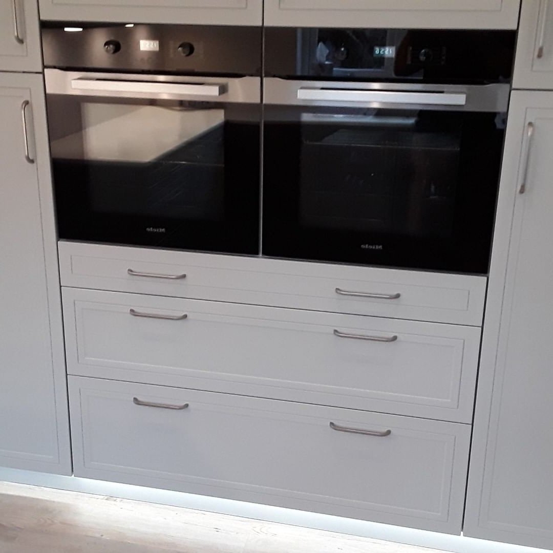 1200mm Pan Drawer pack below the 2 ovens. Reinforcement was required below the ovens and substantial fixings up into the ceiling joists to carry the weight. The customer was very pleased with the finish👌

#kitchens #bespokekitchens #colchester #kitcheninstallation #kitchendesign