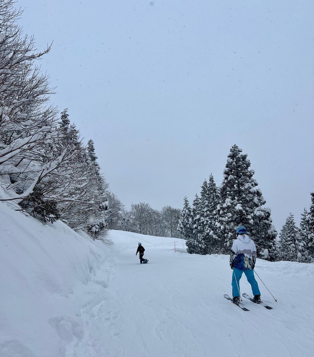 Ski and heavy snowfall in Gala Yuzawa. Yang mau ke Jepang boleh dicatet! Cuma 1.5 jam aja dari Tokyo naik shinkansen. Bagus banget!! Salah satu yang tak akan terlupakan 🥹❤️ Bisa ski, snowboard, gondola, dll!