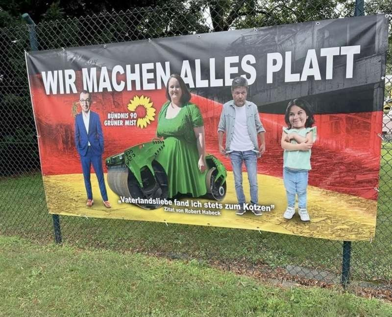 Kritik an der #Ampel reicht bereits aus, um mit einer Hausdurchsuchung gemaßregelt zu werden: Weil er 2 Banner aufstellte, auf denen er die Bundesregierung satirisch aufs Korn nahm, bekam ein bayerischer Unternehmer Besuch von der Polizei. Bild: NIUS nius.de/kommentar/lang…