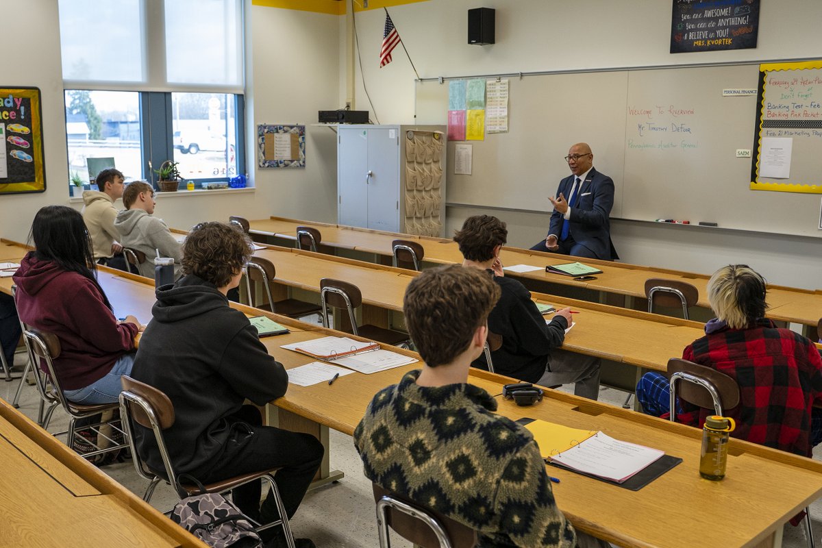 Pennsylvania Auditor General Timothy DeFoor recently visited students in several of Mrs. Kvortek's Personal Finance classes to discuss the importance of saving money, understanding and managing debt, investing, and other general finance principles!