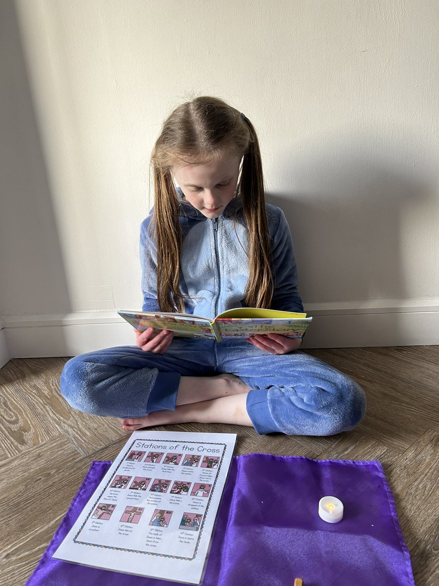 StaiteToni's tweet photo. Katie was keen to do her Lenten bag after school, she read us an Easter story, we prayed together and then she completed her footprint ⛪️💜🦶🏼🥰@stannesrcp https://t.co/yOSmBmUQDU