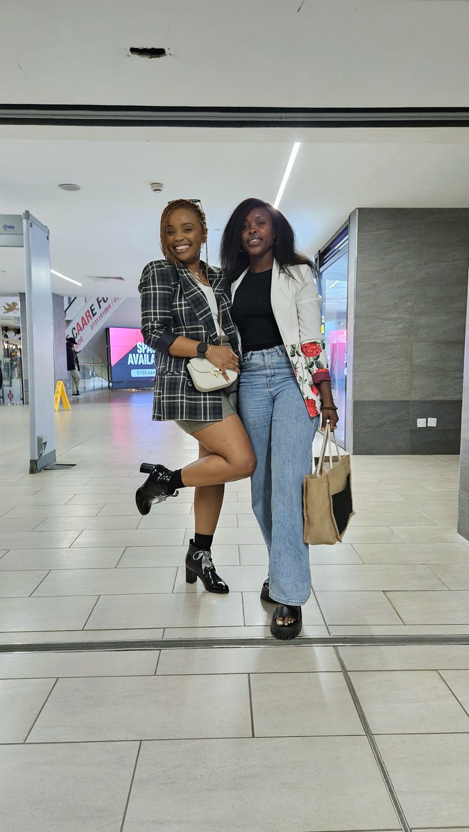 wixx_mangutha's tweet image. What an evening hanging out with this genius...the OGW herself. Ayt, new Disco Matanga episode drops tomorrow...aaah! Cool kids we ready!!! ✨️💜 #GirlsWhoCreate  @AwinjaNyamwalo