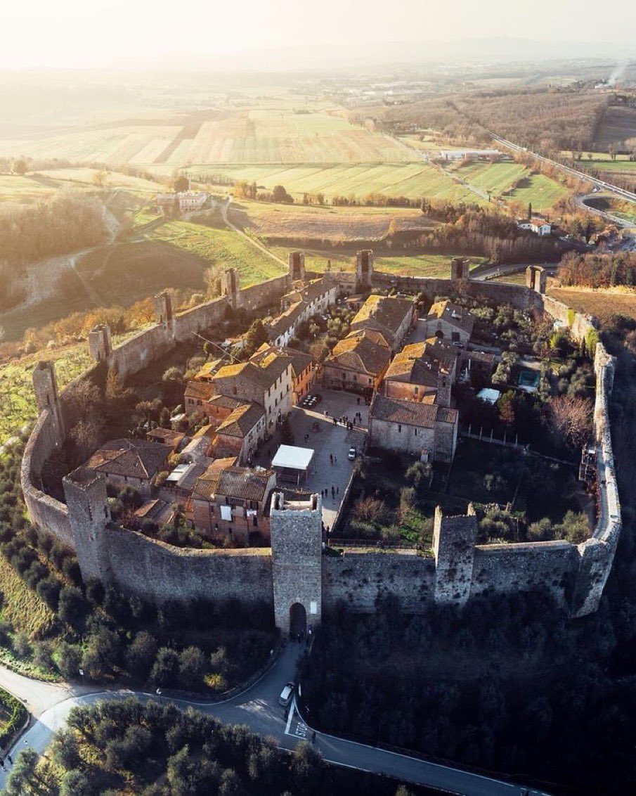 @Culture_Crit Dante mentioned Monteriggioni in the Canto XXXI of the Inferno, using the towers of this stunning medieval village to evoke the sight of the ring of giants encircling the Infernal abyss: As with circling round Of turrets, Monteriggioni crowns his walls; E’en thus the shore,