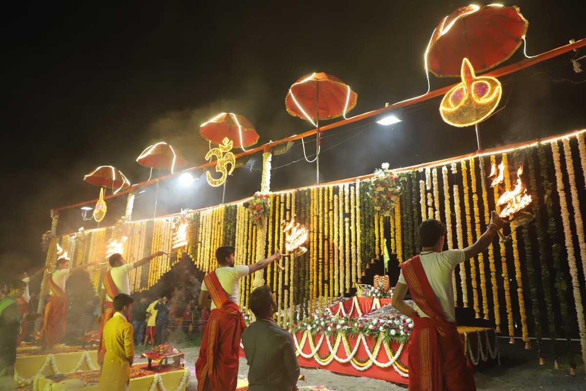 Yamuna Maha Aarti paid holy reverence to Mother Yamuna with its unparalleled aura and aesthetics, with the august participation of Ritu Maheshwari Ji, Commissioner Agra. #TajMahotsavaAgra @UPGovt @uptourismgov @CommissionerAgr