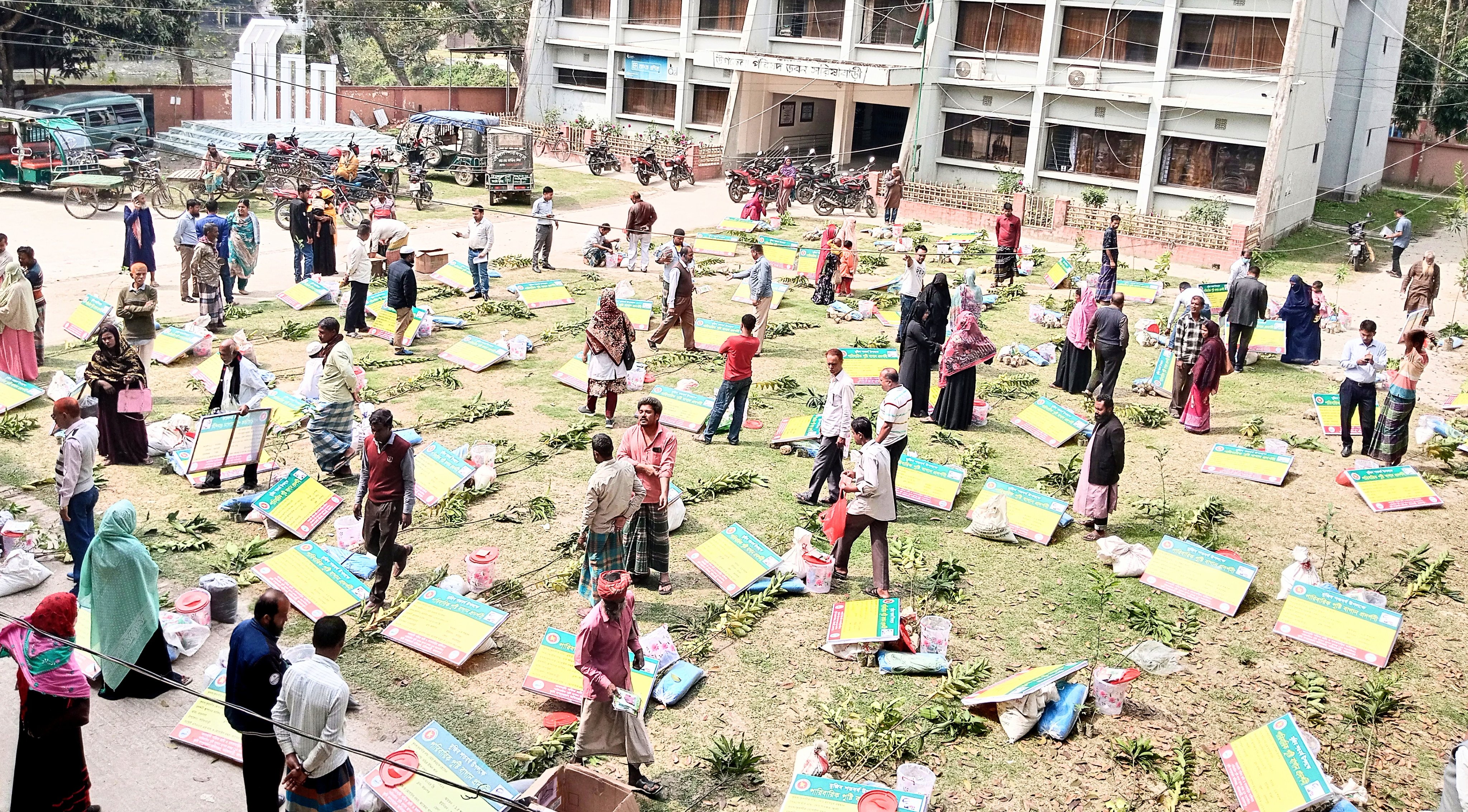 সরিষাবাড়ীতে ‘পুষ্টি বাগান’ স্থাপনের উপকরণ বিতরণ