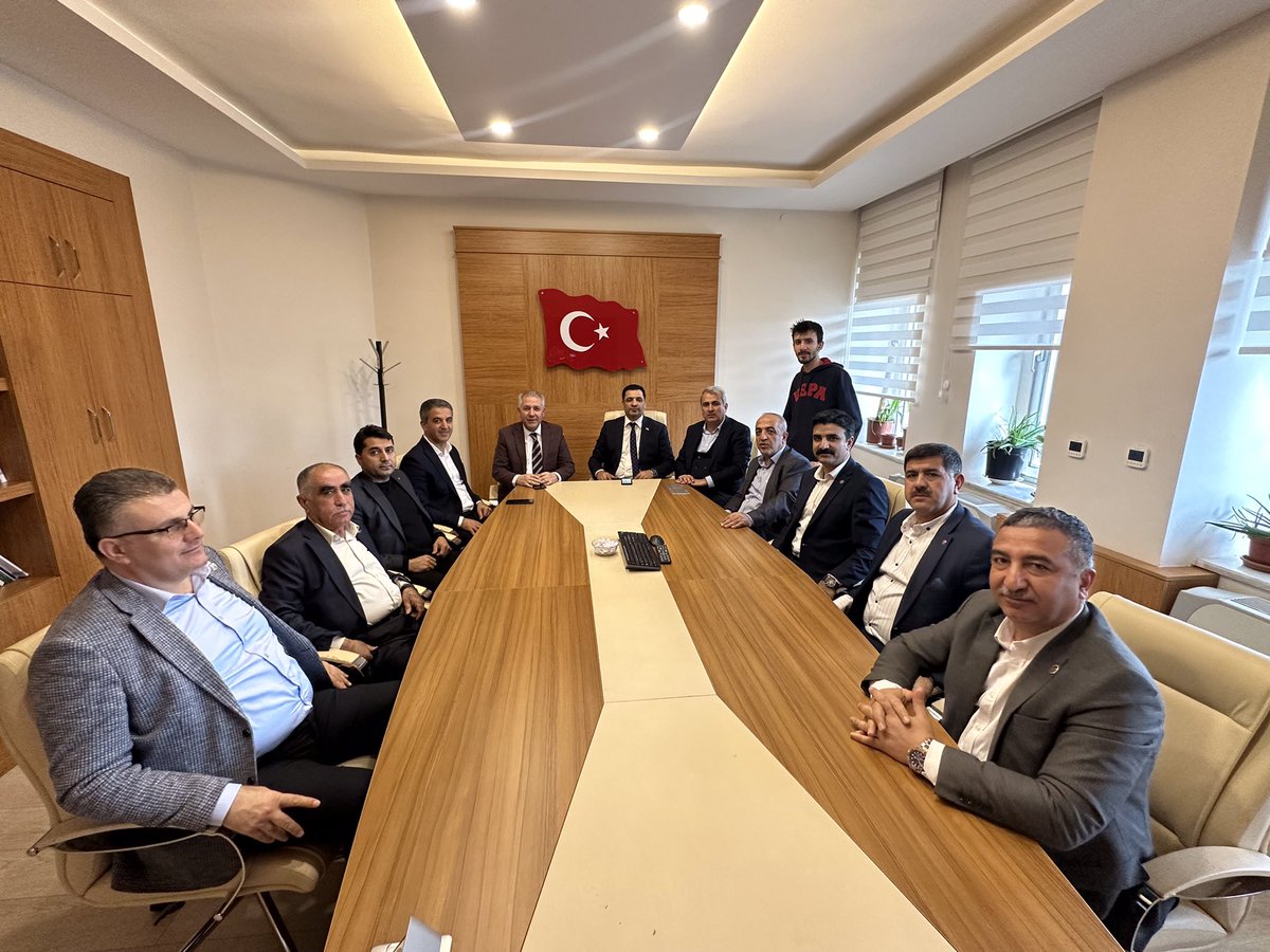 sabanceylan60's tweet photo. Çalışma ve Sosyal Güvenlik Bakanlığı / Dış İlişkiler ve Avrupa Birliği Genel Müdürlüğünde Daire Başkanı olarak göreve başlayan 
@meminesen ‘i oğlum Hüseyin @meftunn_biri ile ziyaret ettik.
Kamu hayatında ciddi birikimleri olan değerli başkanıma başarılar dilerim. https://t.co/wAlb9aroRO