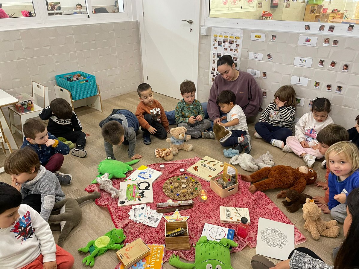 NouPatufet's tweet image. Dilluns: #DiaZen. L'aquí i l'ara pren importància i els mantres, mandales, el ioga i les pràctiques de Mindfulness han estat protagonistes.

#setmananadelasalut2024 #ProgramaSI
#ODS3 #NouPatufet