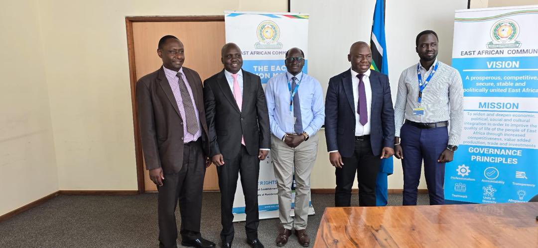 jumuiya's tweet photo. EAC DSG, Hon. Andrea Ariik Malueth, representing EAC SG @pmathuki, presided over the Oath Administration for new staff at the EAC HQ; administered by the Council to the Community, Dr. Anthony Kafumbe. 

The DSG urged the staff to work  diligently for the Community’s advancement. https://t.co/FpiNwCuc0q