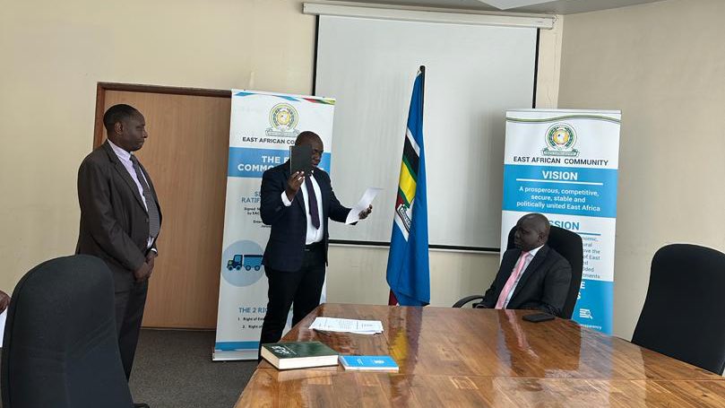 jumuiya's tweet photo. EAC DSG, Hon. Andrea Ariik Malueth, representing EAC SG @pmathuki, presided over the Oath Administration for new staff at the EAC HQ; administered by the Council to the Community, Dr. Anthony Kafumbe. 

The DSG urged the staff to work  diligently for the Community’s advancement. https://t.co/FpiNwCuc0q