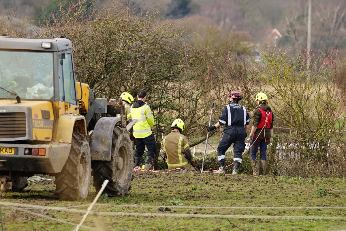 EchoDan11's tweet photo. #Offham near #lewes - horse in ditch - fire crews from @LewesFireStn @WestSussexFire were on scene this afternoon - @brightonargus @EastSussexNews @sussex_express https://t.co/vFA1DHRnTA