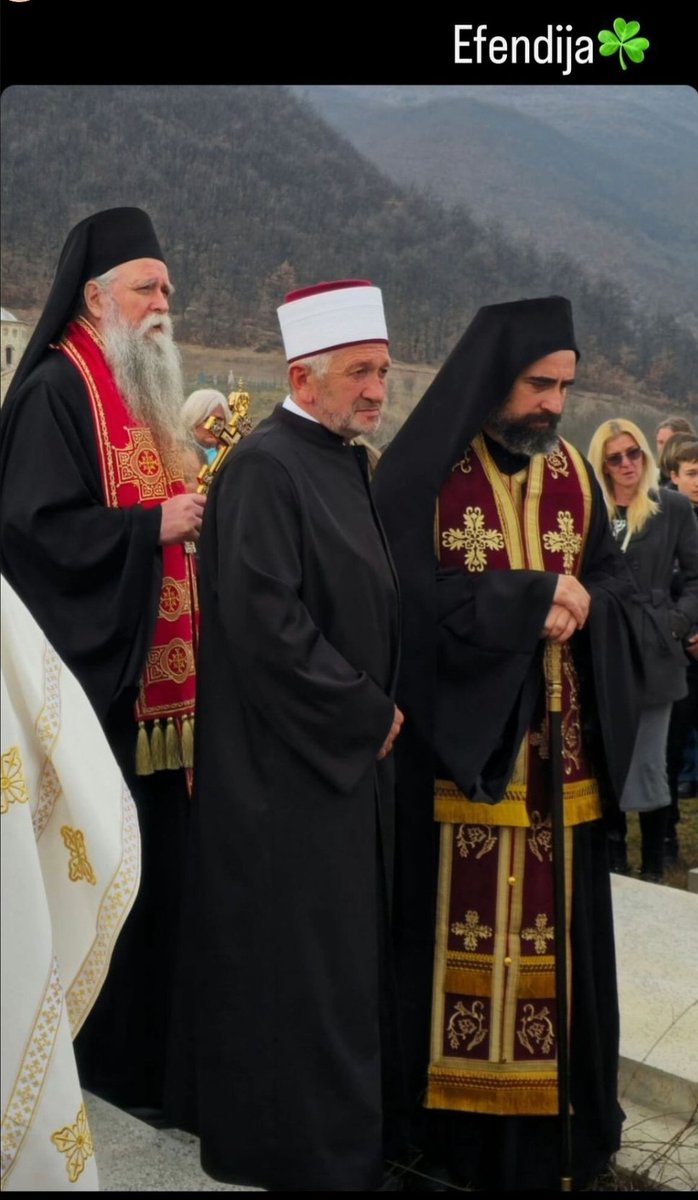 Slika dana! Danas u Beranama na sahrani paroha manastira Djurdjevi Stupovi, imam Rahim ef Muratović, ispratio svog velikog prijatelja Dragana Ristića. Oni dvojica su držali suživot u multinacionalnim, multivjerskim Beranama. Neka živi suživot među ljudima!
