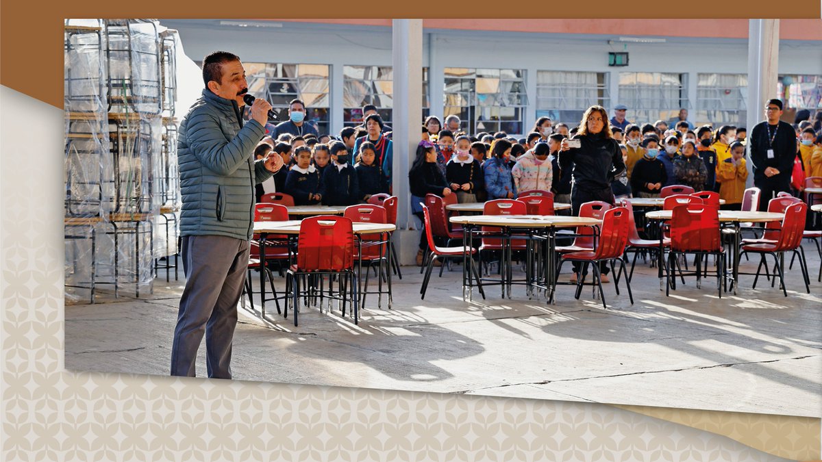 SeducEdoMex's tweet photo. ¡Cumplimos con la comunidad docente y estudiantil! 🏫
#Toluca l El Srio. Miguel Ángel Hernández, entregó 839 sillas 🪑 y 400 mesas para alumnos; además de 64 mesas para maestros de la Prim. "Gral. José Vicente Villada”, contar con aulas dignas impulsa #ElPoderDeLaEducación 📒 https://t.co/AiFY076NDc