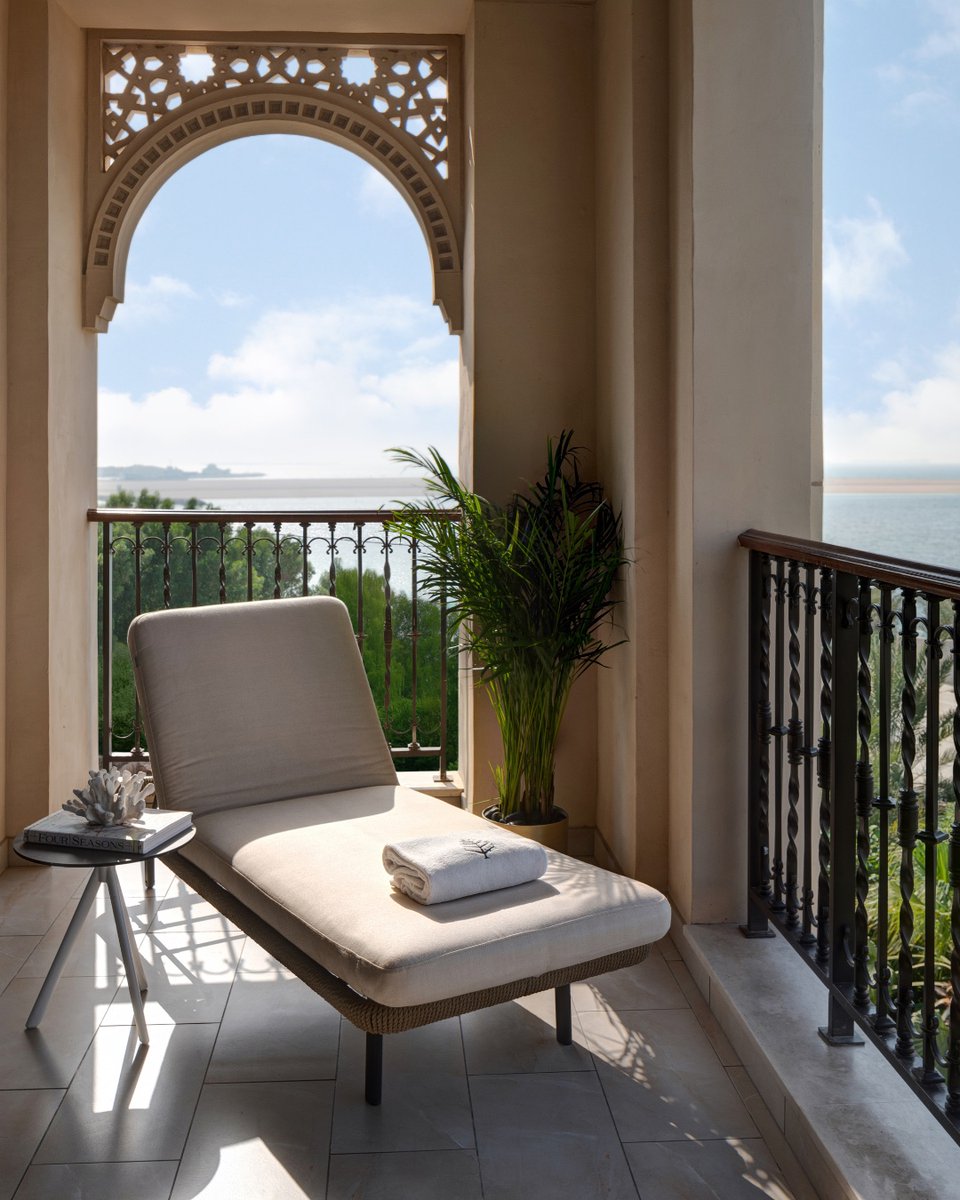 FSDubai's tweet image. Soft textures, azure waves, tranquility, and high class – that's all you'll think of when you step into our reimagined resort suites.

#FourSeasons #FSDubai #SuiteInStyle #JumeirahBeach