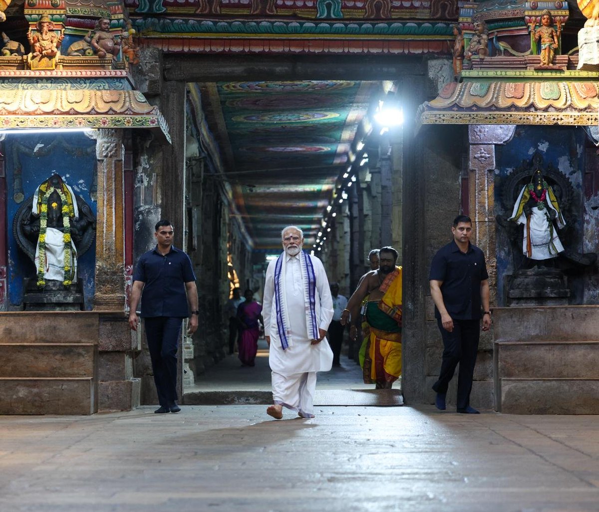 narendramodi's tweet photo. மதுரை மீனாட்சி அம்மன் கோயிலில் பிரார்த்தனை செய்ததை பாக்கியமாக உணர்கிறேன் https://t.co/pFyb9nmCmW
