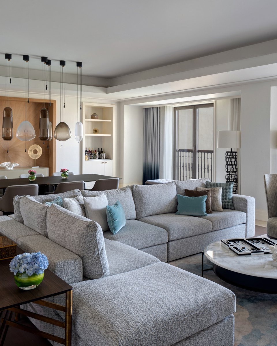 FSDubai's tweet image. Soft textures, azure waves, tranquility, and high class – that's all you'll think of when you step into our reimagined resort suites.

#FourSeasons #FSDubai #SuiteInStyle #JumeirahBeach