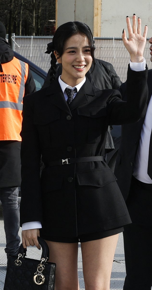 EliteDaily's tweet photo. #BLACKPINK's #JISOO arriving at the @Dior show in Paris today. ❤️ (via Getty) https://t.co/o6y1ueFhHN