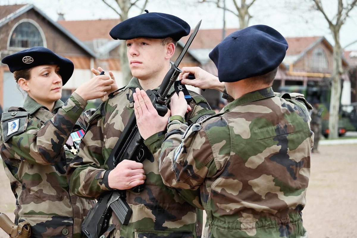 7RMATofficiel's tweet image. Fin de formation générale initiale (FGI) pour nos jeunes engagés au 7e RMAT, et présentation à l’étendard.
#COMMF #SoldatDeFrance
#ArméeDeTerreDeCombat