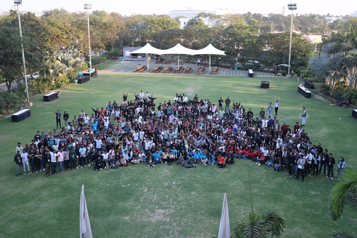 Apoorvdwi's tweet image. This was my third year as a part of the organizing team at @hackthisfall and it has been an absolute delight to see the community grow to 9K+ people on Discord as of now 🔥

A thread 🧵