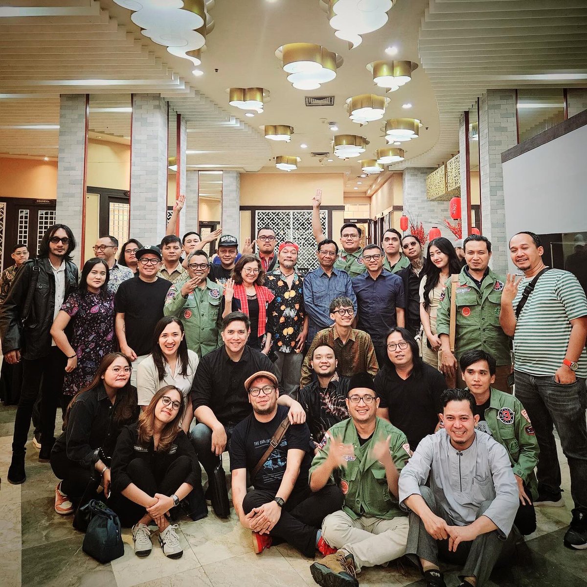 Kami berkumpul, dengan satu tekad yang sama. Demi demokrasi berjalan dengan baik di Indonesia.
.
Believe or Not, Dinasti Jokowi yang selalu kalian banggakan, akan habis di tangan Prabowo Subianto.
.
Panjang umur perjuangan!!!