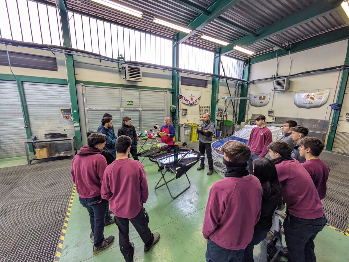 Automozioa_db's tweet photo. Mikel Seicar/arekson-group-eko aplikatzailea, Pulimentoen inguruko MasterClass-a eman zien Karrozeriko gure ikasleei , punta puntako produktoak, gaur egungo taillerretan erabiltzen dituztenak.
Eskerrik asko!!
#areksongroup #seicar #nuevosproductos #pulimento #abrasivos https://t.co/kxAy41JYXl
