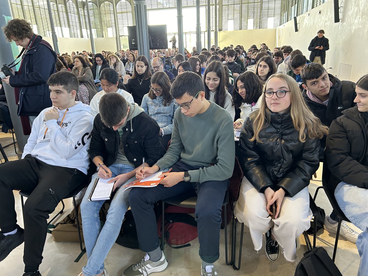 Más de 300 personas participan en la I Jornada de Formación Dual en Extremadura, que se celebra en el Paraninfo de la UEX y que organiza la Consejería de Educación, Ciencia y Formación Profesional.
✅Empresarios, alumnos y docentes de toda Extremadura participan en esta jornada.