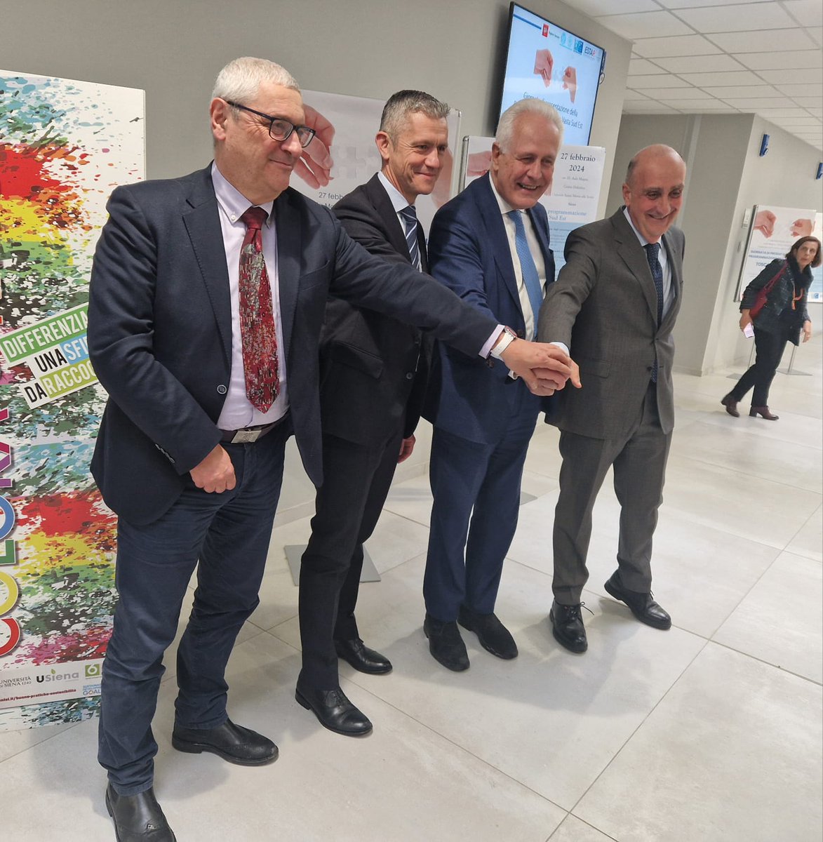 🤝Giornata di presentazione #Programmazione Area Vasta Sud Est.

🗣️Il Presidente <a href="/EugenioGiani/">Eugenio Giani</a>:  "In questo momento della sanità, importantissimo fare squadra. Prezioso il lavoro di Estar a supporto delle Aziende <a href="/Usltoscsudest/">Azienda Usl Toscana Sud Est</a>  e <a href="/AouSenese/">AouSenese</a>".