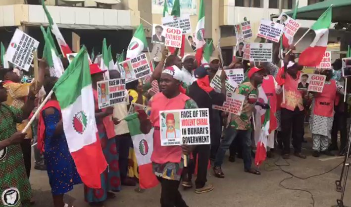Workers protest economic hardship in Zamfara

punchng.com/workers-protes…

#EndHungerProtest 
#EnoughIsEnough 
#PUNCH 
#NLCProtest 
#Zamfara